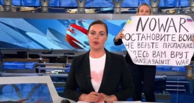 Marina Ovsyannikova, novinarka koja je protestovala protiv rata u programu uživo, pobjegla iz Rusije