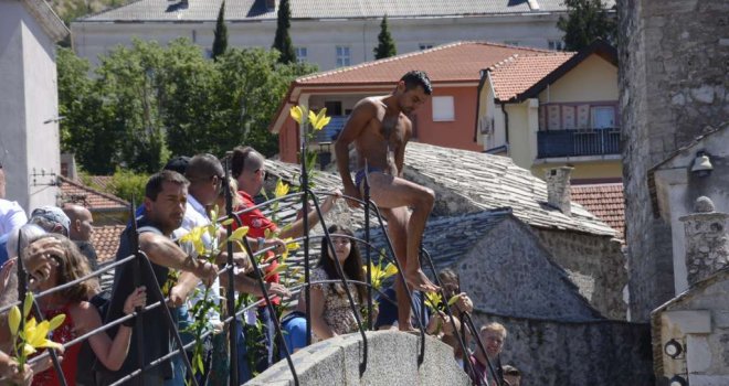 Skokom bez aplauza sa Starog mosta odana počast žrtvama u Srebrenici