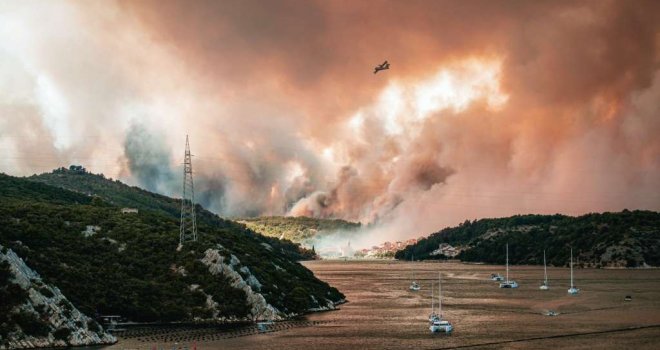 Situacija nije dobra: Požar kod Šibenika gase tri kanadera, ovo je najteži ove sezone