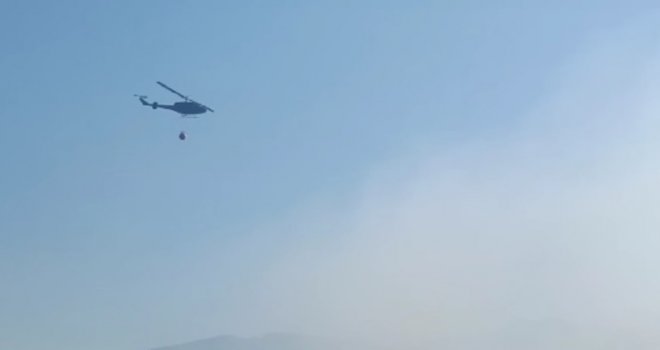 Helikopteri se i dalje bore protiv požara na Boračkom jezeru, vatrogasci cijelu noć neumorno gasili vatru