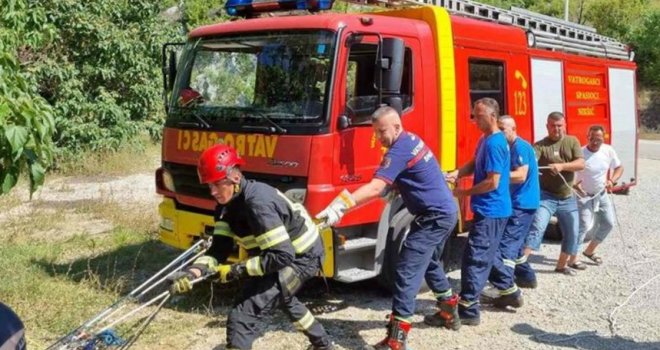 Državljanka BiH autom sletjela u provaliju kod Donjeg manastira Ostrog, izvukli je uz pomoć alpinističke opreme