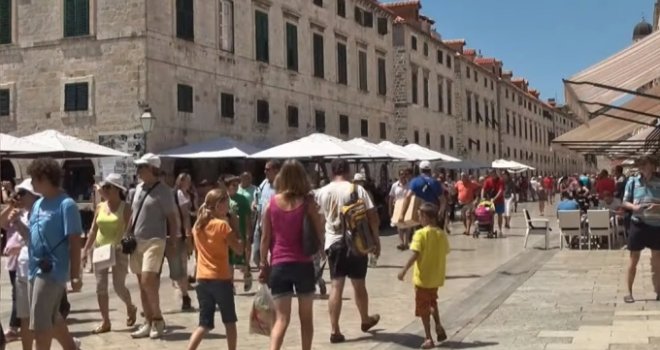 Razgolitili se gdje ne smiju: Nepristojno odjeveni šetali Dubrovnikom, platili po 260 KM kazne!