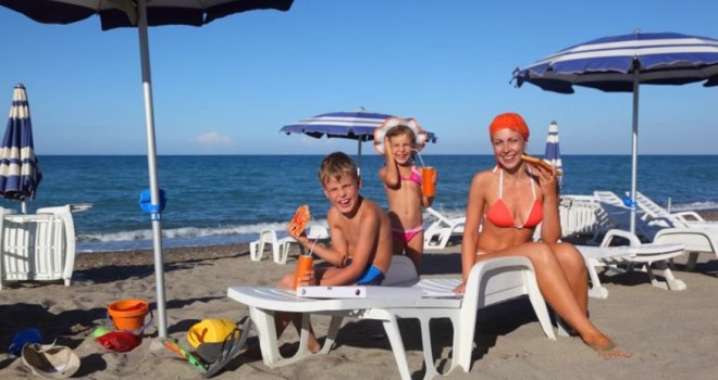 'Ja sam ta žena koja jede sendviče na plaži i nek me čuje elita s ležaljki': Odgovor na zahuktalu prepirku o 'paradajz turizmu' 