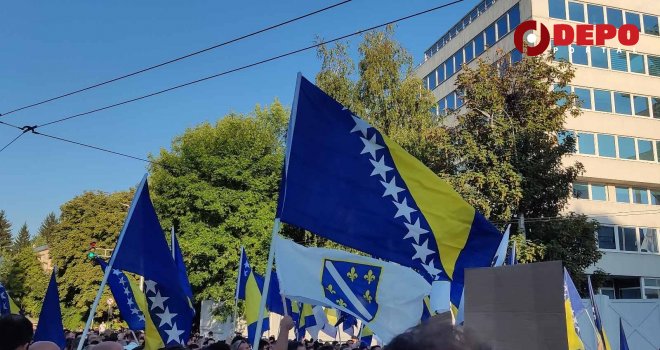 Protesti će se nastaviti i sutra, građani poručili: Hoćemo demokratiju!