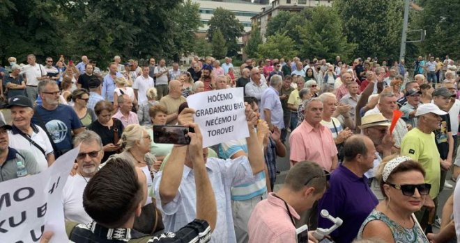 Počeli protesti u Sarajevu, građani blokirali saobraćaj