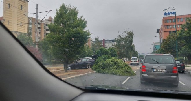 U Sarajevu automobil oborio drvo i završio na šinama, tramvaji ne voze