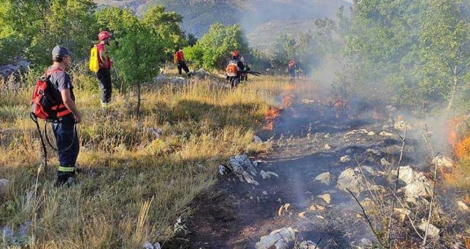 Požar u kanjonu Neretve kod Konjica i dalje aktivan