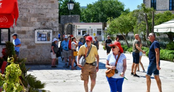 Bilo je mirno mjesto na Jadranu: Nakon otvaranja Pelješkog mosta, nezapamćene gužve, sve prepuno, kao u mravinjaku...