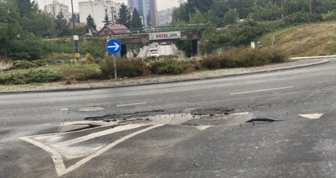 Propao asflat na kružnom toku iznad čuvenog podvožnjaka u Buća Potoku