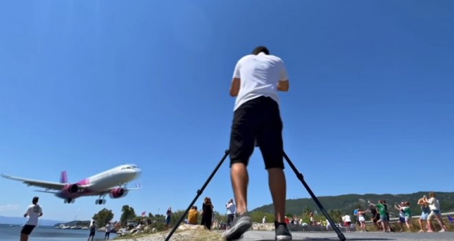 Opasna i uznemirujuća mediteranska atrakcija: Ljudi se saginju od aviona, žena od siline pala na leđa