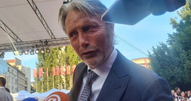 Danski glumac Mads Mikkelsen plijenio pažnju odličnim raspoloženjem na crvenom tepihu... Tu su bili još mnogi, među ostalima i Adnan Šaran...