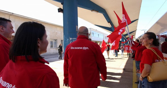  Crveno Sarajevo masovno ide na miting svog kandidata Denisa Bećirovića u Zenici