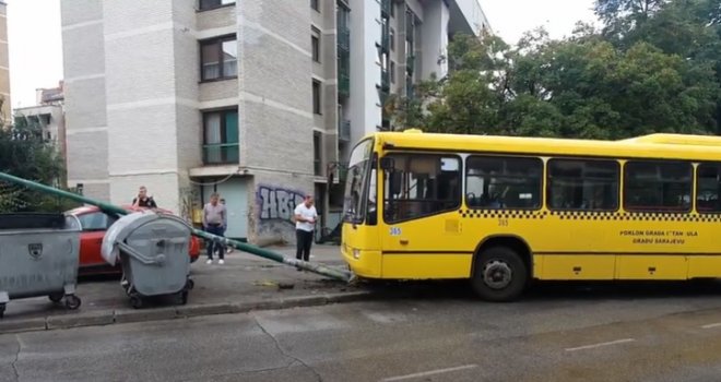 Haos u Sarajevu: Autobus se zabio u banderu, ona pala i razbila dva automobila