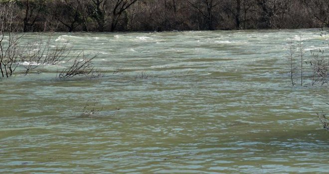 Vanredno hidrološko stanje u gornjem dijelu sliva rijeke Bosne: Vodostaj opada, ali nove padavine stižu tokom noći!