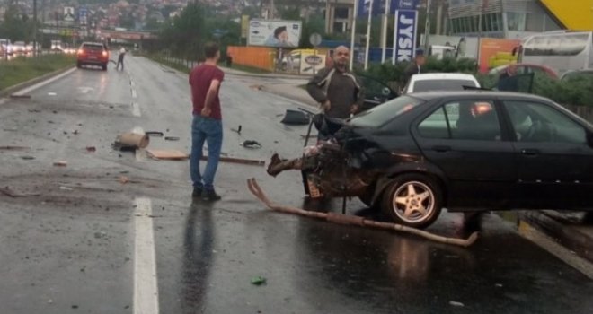 Haotično popodne u Sarajevu: Dvije nesreće, uništeni automobili, jedan završio na krovu...