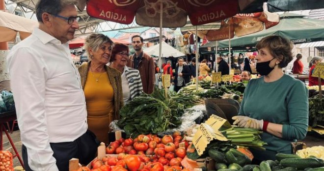 Hadžikadić vrijeme proveo na pijaci u Zenici: 'Svaki razgovor obavezuje me da građanima vratim dostojanstvo!'