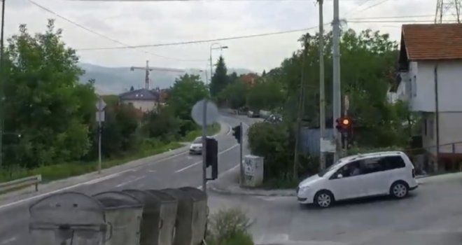 Pješakinja (19) koju je u Sarajevu udarilo auto u teškom stanju