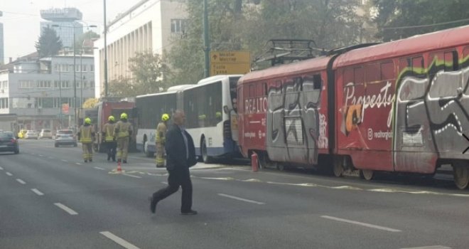 Tramvaj se zakucao u autobus Centrotransa, i vatrogasci na terenu