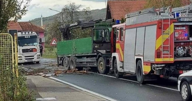 Užas u Bihaću: Stablo palo na kabinu kamiona, poginuo vozač