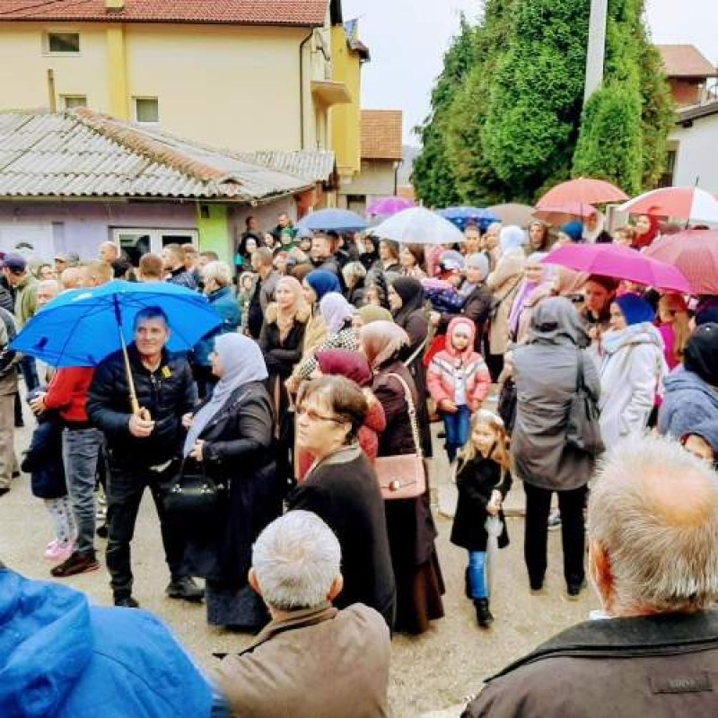 ambulanta-u-skoli-protesti-zeljezno-polje-1