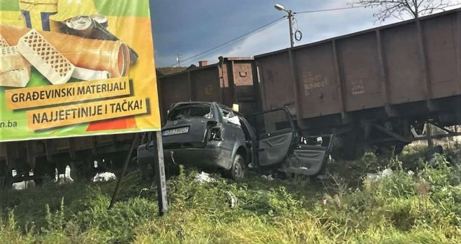 Passat potpuno smrskan: Sudar voza i automobila u Živinicama, dvije osobe hitno prebačene na UKC Tuzla