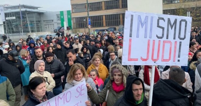 Osobe s invaliditetom protestovale ispred Vlade FBiH i poručili: I mi smo ljudi!