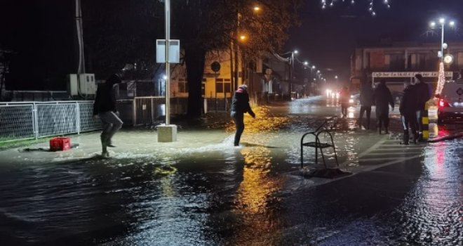 Poplave u Sanskom Mostu: Noćas se oglasile sirene za uzbunu, brojna naselja pod vodom