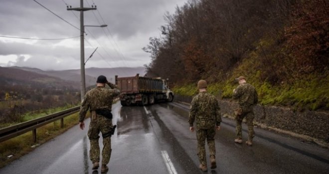 Srbi na Kosovu napali policiju, blokade na cestama: Vučić sazvao hitnu sjednicu