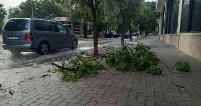 Nevrijeme poharalo Hercegovinu: Poplavljene ulice, padala stabla u Mostaru i Čapljini, vatrogasci imali pune ruke posla