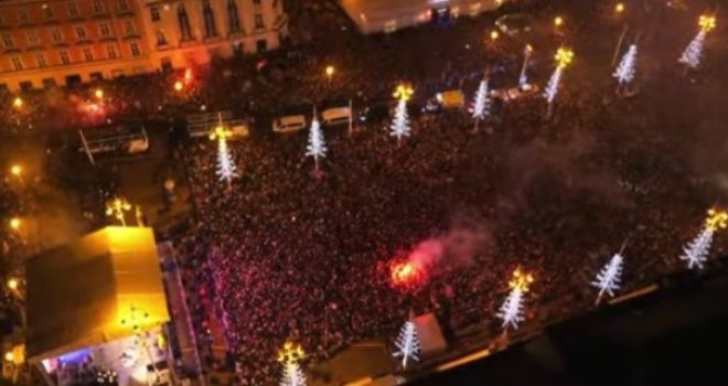 Pratite uživo doček Vatrenih: Ludilo na Trgu bana Jelačića, centar Zagreba zakrčen, a evo ko će sve pjevati...  