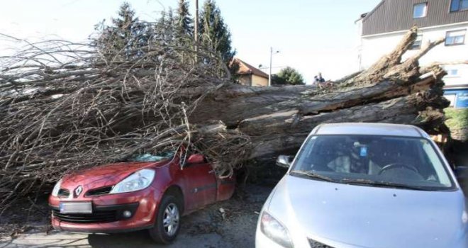 I u Hrvatskoj olujno nevrijeme napravilo haos: Rušilo drveće, fasade i krovove, jedna osoba povrijeđena...