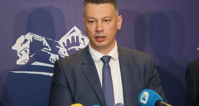 Nešić traži od Isaka da se identifikuju i procesuiraju oni koja su zapalili zastavu Republike Srpske