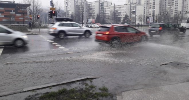 Kako preći raskrnicu na Otoci, a da ne zagazite do koljena u vodu