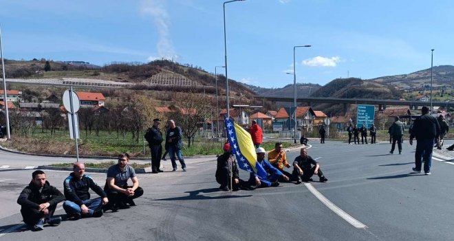 Nakon probijanja policijskog kordona i blokade autoputa, desio se i prvi incident