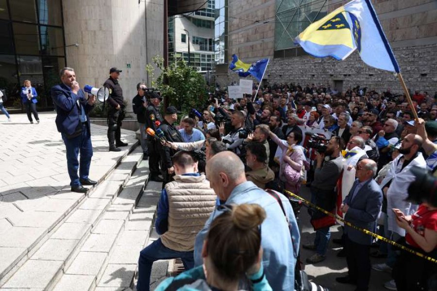 protesti-ispred-vlade-fbih-april-2023-4