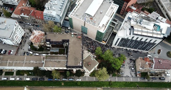 Propala pobuna SDA ispred Parlamenta FBiH, građani Sarajeva bojkotovali proteste