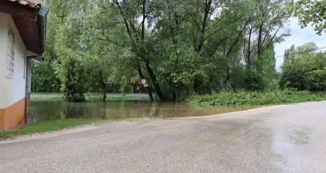 Buna se blago izlila na cestu, poplavljeno Trebižatsko polje: Građanima upućen apel da prokuhavaju vodu