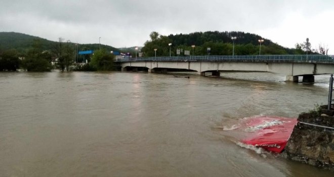 U Bosanskom Novom poplavljeno 40 objekata: Evakuirano 25 osoba, pojavila se klizišta