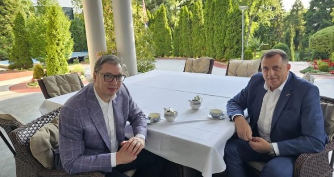 Kako Vučić dijeli pare Dodiku: 'Mile, dobro sam raspoložen, imaš to... Ako Zvezda uđe u Ligu šampiona, imaš duplo više'