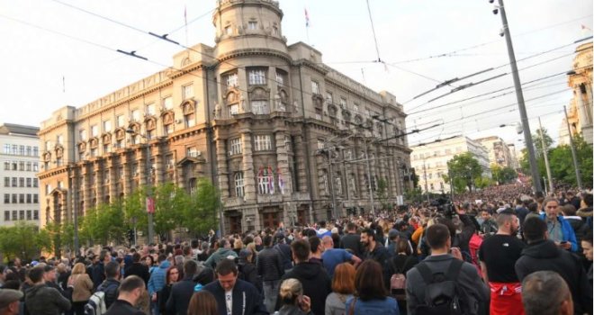 Počeo protest ispred Vlade zbog hapšenja aktivista: Blokirane glavne raskrsnice u Beogradu