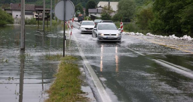 Poplave ugrozile domaćinstva u Brčko distriktu,  srećom putne komunikacije prohodne