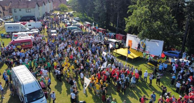 Iz Nezuka krenuo 'Marš mira': Hiljade ljudi odaju počast žrtvama genocida u Srebrenici