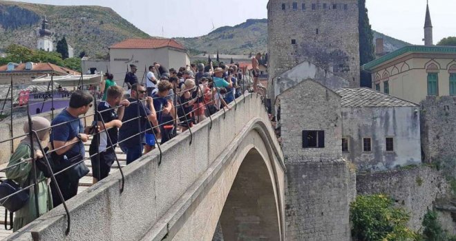 Skokom sa Starog mosta odana počast žrtvama genocida