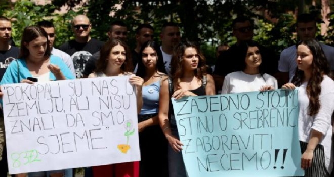 Protest studenata kriminalistike u Sarajevu: 'Srebrenicu zaboraviti nećemo'