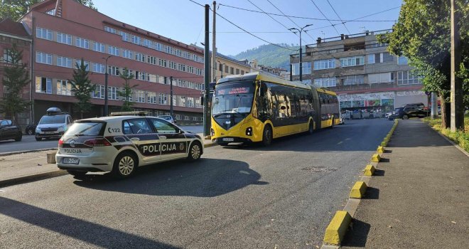 Drama u Sarajevu: Vozač trolejbusa primijetio da jedan putnik nije izašao na posljednjoj stanici, reagovala hitna i policija