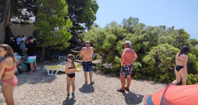 Haos na plaži u Hrvatskoj: Srušilo se stablo na ljude, ima povrijeđenih