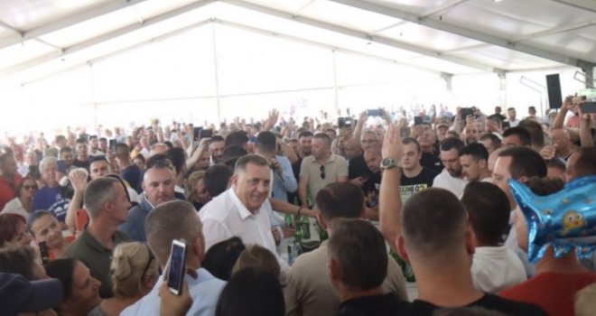 Dodik najavio da će strance od sada zvati Rudonjama i pokazivati im srednji prst