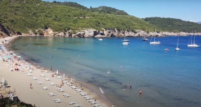 Zaspao na nudističkoj plaži, kad se probudio uslijedio je šok: 'Ležao je kraj mene ko od majke rođen, raskrečio noge...'