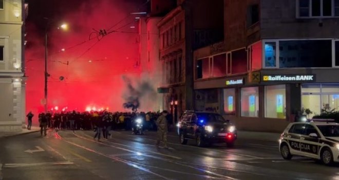  Gori Sarajevo: Manijaci spremni za 150. derbi, 'korteo' krenuo sa Vrbanja mosta...