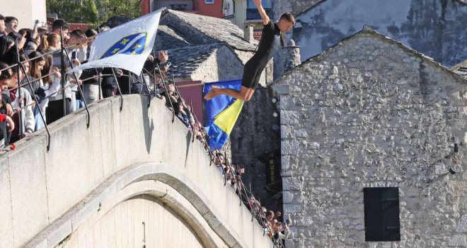 Skokom bez aplauza obilježena 30. godišnjica rušenja Starog mosta